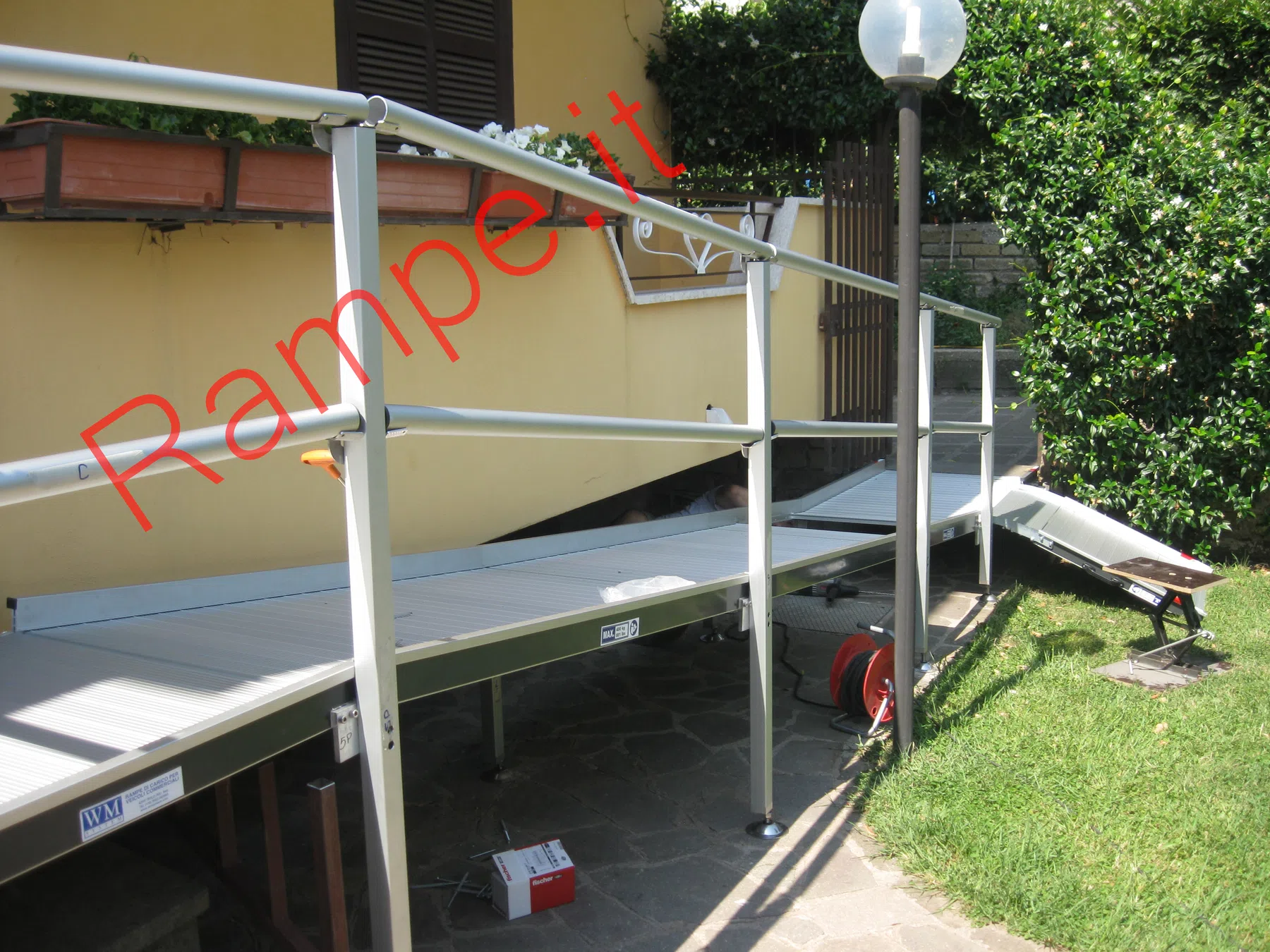 Rampa modulare in alluminio per superamento barriere architettoniche - installazione 39