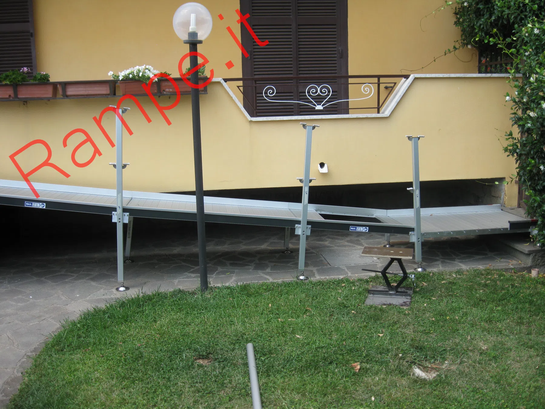 Rampa modulare in alluminio per superamento barriere architettoniche - installazione 40