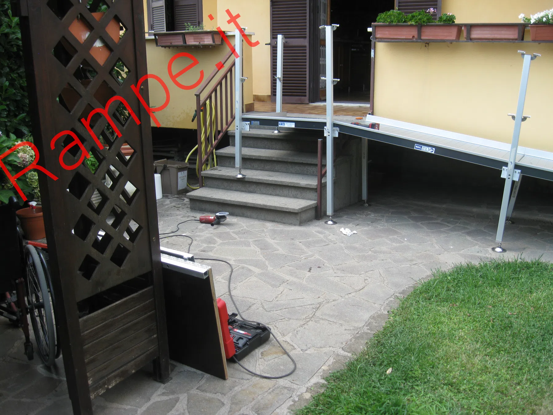 Rampa modulare in alluminio per superamento barriere architettoniche - installazione 41