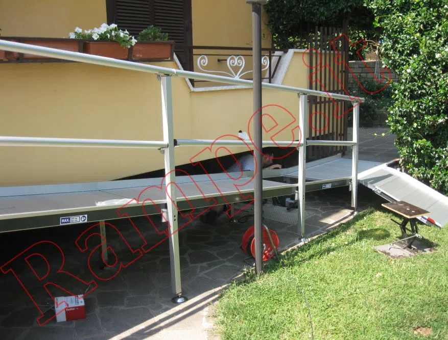 Rampa modulare in alluminio per superamento barriere architettoniche - installazione 42